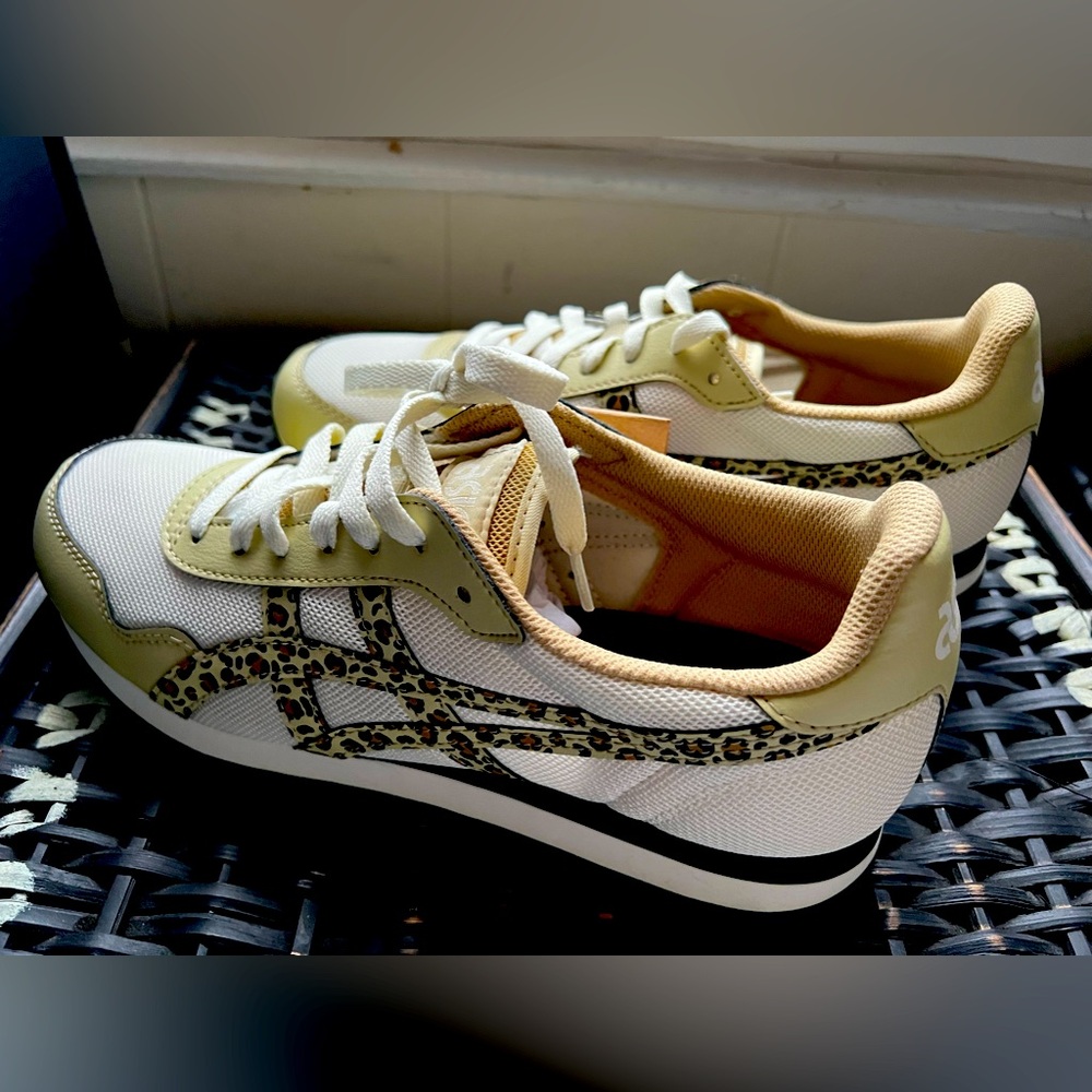 ASICS Tiger Runner 🐅
Birch/Sand
Women’s Size 9
